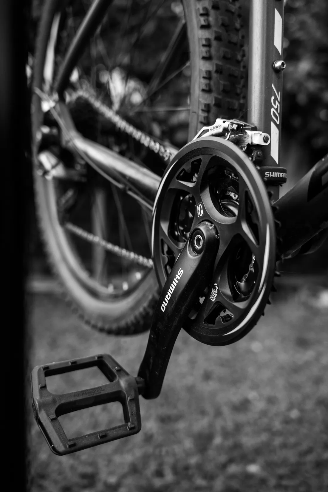 Close-up van het crankstel en de aandrijving van een fiets