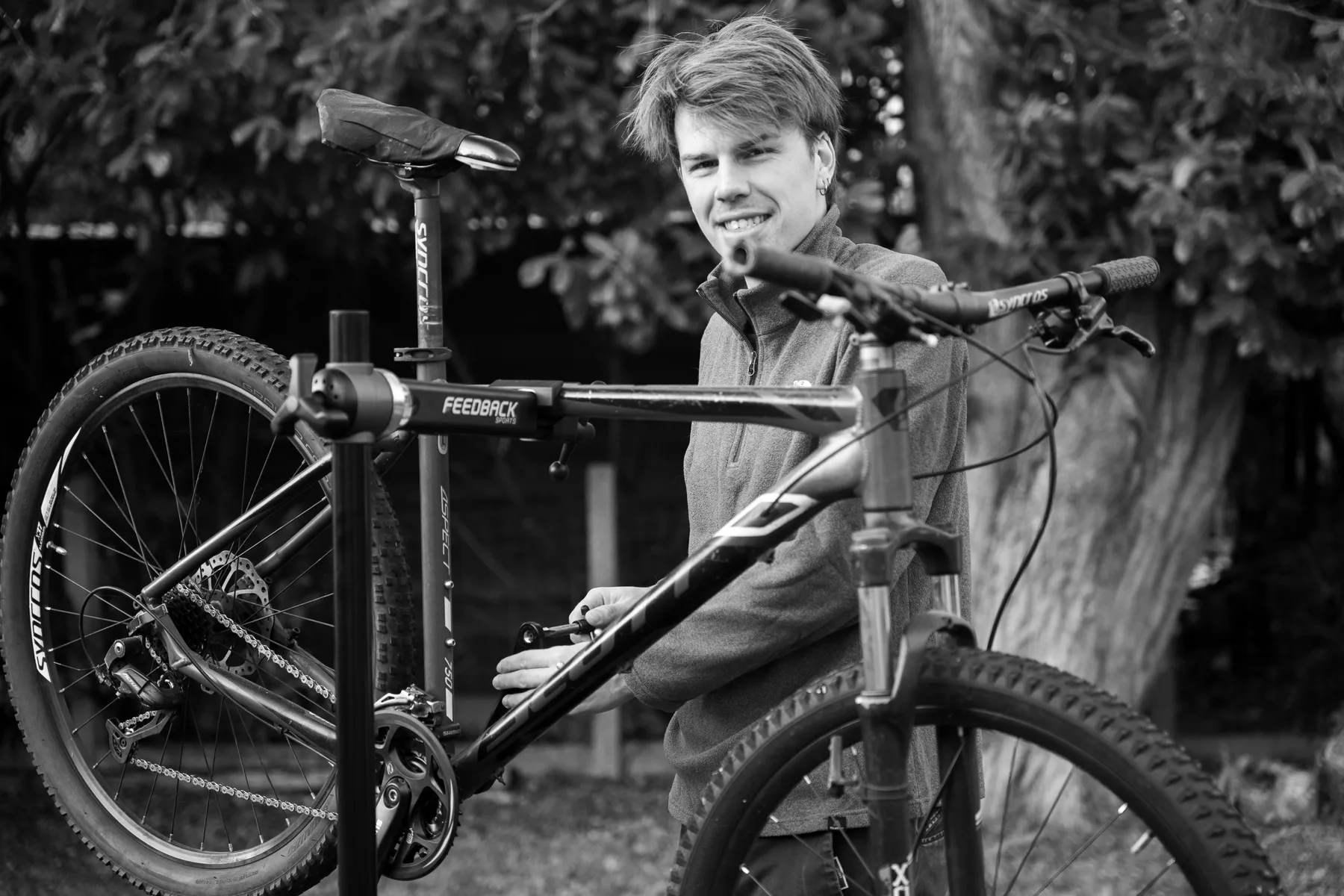Nathan werkt aan een mountainbike in zijn mobiele werkplaats